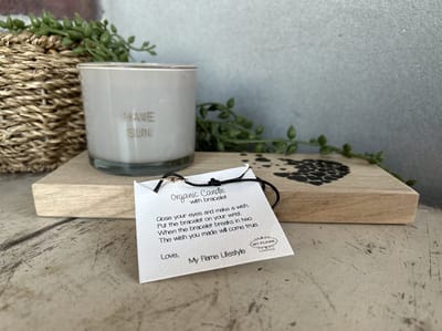 Creaties van Hier - Geurkaars Have sun op houten plankje met armband - Moederdag