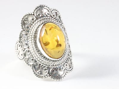 Bewerkte zilveren ring met amber - maat 18.5