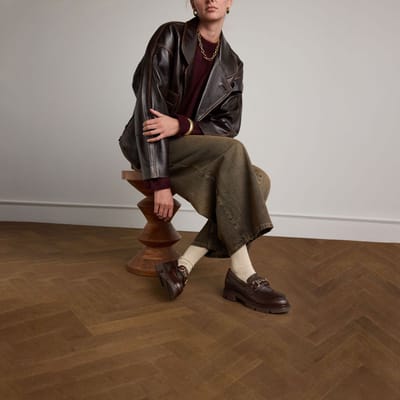 Manfield - Dames - Donkerbruine leren loafers met gouden chain - Maat 36