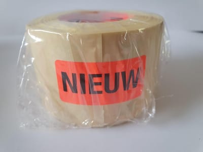 Sticker met "Nieuw" erop - Formaat: 49 x 23 mm - Materiaal: rood radiant