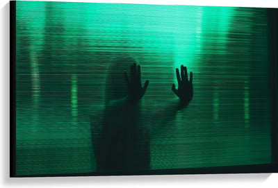 Canvas  - Schim van Vrouw achter Groen Glas - 90x60cm Foto op Canvas Schilderij (Wanddecoratie op Canvas)