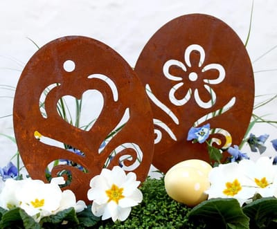 Set van 2 Roestkleurige Metalen Paasdecoratie Stekers voor Tuin en Buiten, Eieren en Bloem