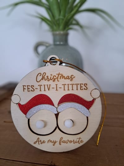 Grappige kerstballen ludiek cadeau Set van 4 “fes-tiv-i-tittes” kerstballen – Grappige kerstversiering ooit! Voor de echte kerstliefhebber met humor! tieten kerstbal Ideaal voor dun cadeau studenten huizen surprise cadeau secret Santa,