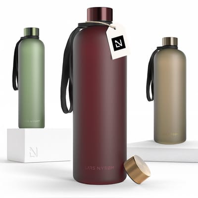 LARS NYSØM Blæst Ultralichte tritan-waterfles 1500ml - BPA-vrij, lekvrij, geschikt voor koolzuurhoudende dranken - Inclusief 2 deksels (Berry Red)