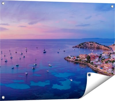 Gards Tuinposter Ibiza met Boten op het Water bij Zonsopgang - 80x60 cm - Tuindoek - Tuindecoratie - Wanddecoratie buiten - Tuinschilderij