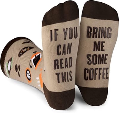 Malinsi® Grappige Sokken Koffie - Bring me some Coffee - Leuke AntiSlip Huissokken Dames & Heren - Gekke Cadeaus - Cadeautjes Volwassenen - Funny Socks - Vrolijke Slofsokken met Tekst - Cadeau voor Mannen & Vrouwen - Moederdag Geschenk Giftset