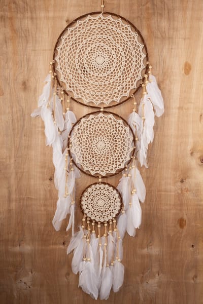 KIMU® Dromenvanger Groot Bruin Beige Wit - Dreamcatcher Veren Macramé - Bohemian Ibiza Kinderen Boho Babykamer Buiten Kado Meisjeskamer Veertjes Festival