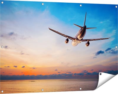 Gards Tuinposter Vliegtuig Boven de Zee bij Zonsondergang - 120x80 cm - Tuindoek - Tuindecoratie - Wanddecoratie buiten - Tuinschilderij