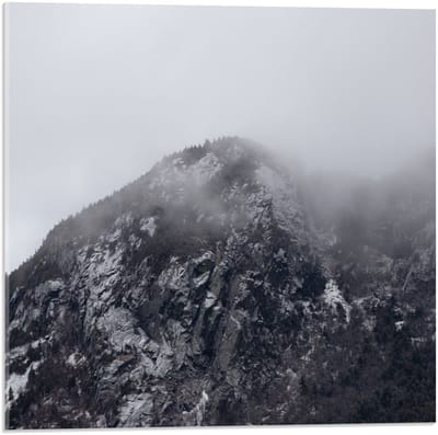 Acrylglas - Berg met Mist (zwart/wit) - 50x50cm Foto op Acrylglas (Met Ophangsysteem)