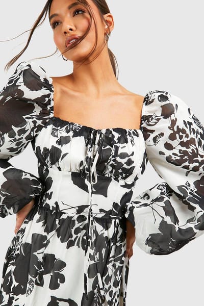 boohoo Dames Floraal Gerunste Boezem Mini Melkmeisjejurk | Creme | Maat: 36