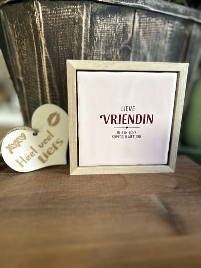 Creaties van Hier -Liefs in een lijstje Lieve vriendin met houten hartje - 12 cm – Keramiek