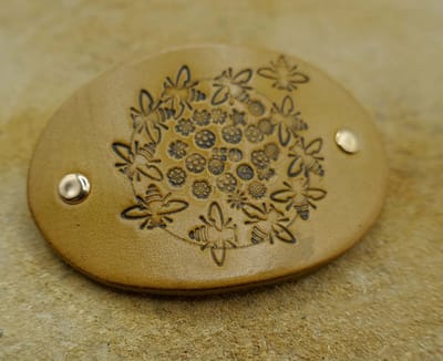 Leren beige haarclip voor kinderen van wespen met bloemen - sierlijke kleine haarclip - kleine leren haarspeld van bloemen - kleine sierlijke bloemen haarclip - bloemen met wespen haarclip voor dun haar of voor kinderen