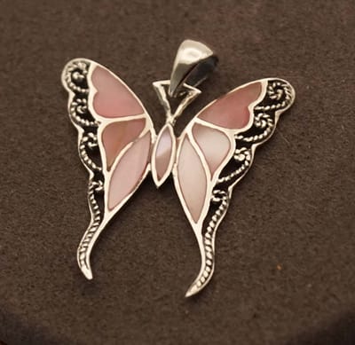 Sterling zilveren hanger vlinder zilver met roze steentjes - 925 zilver vlinder hangertjes - mooie vlinder bedel voor aan ketting - vlinder met vleugels gespreid hanger gemaakt van sterling zilver - mooie hanger voor feestelijke gelegenheid