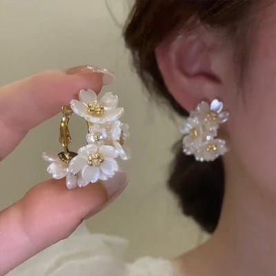 2022 Mode Witte Schelp Bloem Parel Hoepel Oorbellen voor Vrouwen Koreaanse Elegante Temperament Zirkonia Oorbellen Sieraden brown