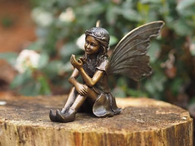 Tuinbeeld - bronzen beeld - Zittende fee met vlinder - Bronzartes - 12 cm hoog