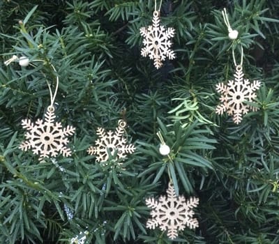 Houten kersthangers - sneeuwvlok wit - set van 5 stuks - sfeerhanger - kerstboomhanger