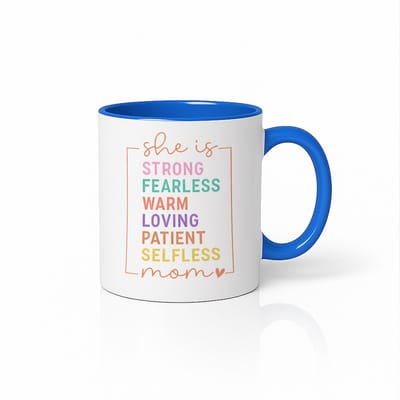 She Is Strong Fearless Warm Loving Mom Koffiemok - Inspirerend Moederdag Cadeau - Blauw/Wit - 330 ml