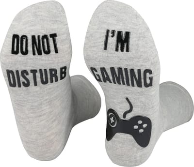 New Age Devi - Do Not Disturb - Im Gaming Grappige Katoenen Sokken voor Gamers Geweldig Kerstcadeau voor Liefhebbers van Gaming Geschikt voor Mannen Vrouwen Jongens en Meisjes Grijze Enkelsokken