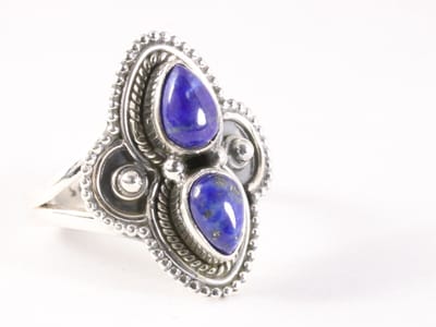 Bewerkte zilveren ring met lapis lazuli - maat 19.5