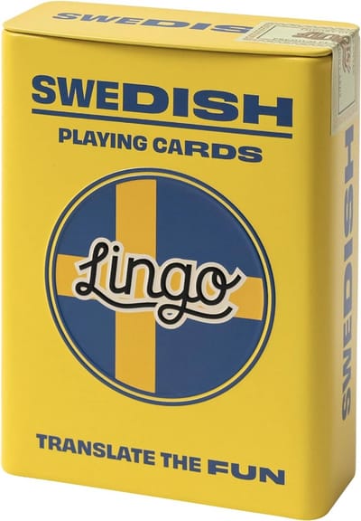 Lingo - Zweeds speelkaarten in blikken doos | speelkaarten | Taal leren spel set | Leuk Visueel Flashcard Deck om de woordenschat en uitspraak vaardigheden te verhogen | 52 essentiële vertalingen | Talen leren | reizen spel 6.71x1.8x8.99cm 181g