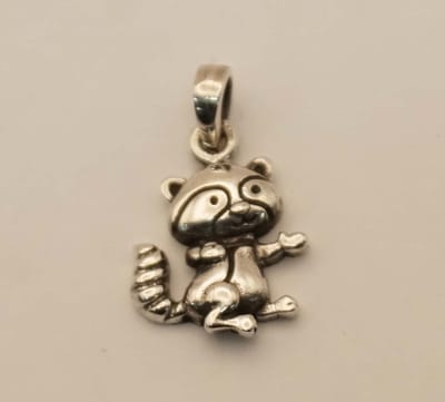 Sterling zilveren kinder hanger van een wasbeer - leuke zilver hangertje wasbeer voor kind of volwassen die een klein hangertje wil - wasbeertje hangertje voor ketting gemaakt van 925 zilver - kinder hangertjes voor meisjes of jongens