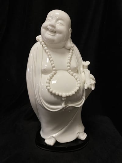 Schitterend handgemaakt wit porseleinen Boeddhabeeld FengShui boeddha met een Ruyi in zijn hand. 33cm