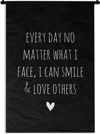 Wandkleed - Wanddoek - Engelse quote "Every day no matter what i face, i can smile & love others" op een zwarte achtergrond - 90x135 cm - Wandtapijt