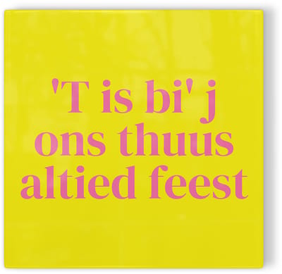 Tegeltje Zwolle ’T is bi’ j ons thuus altied feest - geel roze - tegeltje stad - tegeltje met tekst