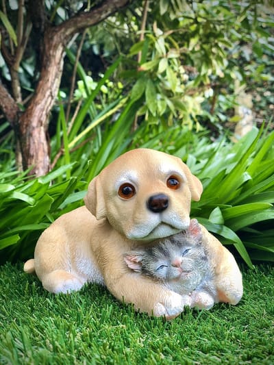 Labrador met kitten 10 cm hoog - hond - dog - polyester - polystone - beeld - tuinbeeld - hoogkwalitatieve kunststof - decoratiefiguur - interieur - accessoire - voor binnen - voor buiten - cadeau - geschenk - Kerst - nieuwjaar