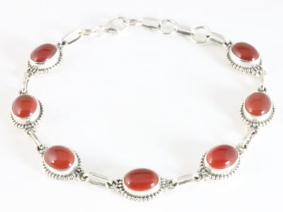 Bewerkte zilveren armband met carneool