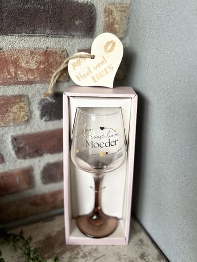Creaties van Hier - Cadeau pakket Wijnglas met de tekst Moeder met houten hartje - 21 x 8,2 cm - Glas