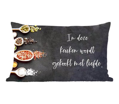 Sierkussens - Kussentjes Woonkamer - 60x40 cm - Quotes - Keuken - Spreuken - In deze keuken wordt gekookt met liefde - Liefde