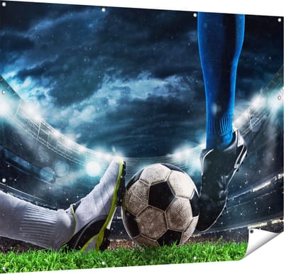 Gards Tuinposter Voetbal Sliding op de Bal in het Stadion - 150x120 cm - Tuindoek - Tuindecoratie - Wanddecoratie buiten - Tuinschilderij