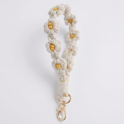 Witte bloemen sleutelhanger met madeliefjes en lus – bohemian keychain met textiel bloemen – decoratieve sleutel hanger of tas hanger met goudkleurige clip