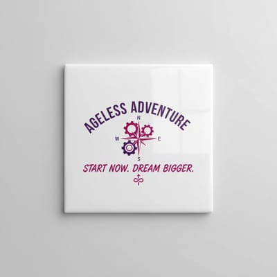 Inspirerende Quote Keramische Tegel “Ageless Adventure – Start Nu, Droom Groter” – Motiverende Wanddecoratie – Decoratieve Tegel 15 × 15 cm