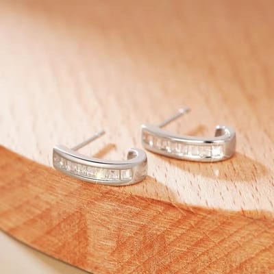 Huitan Nieuwe Fijne Stud Oorbellen Nieuw Ontwerp Halfronde Trendy Oor Accessoires voor Vrouwen Exquise Dagelijkse Draagbare Sieraden Cadeaus beige