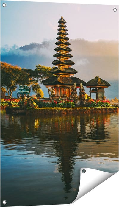 Gards Tuinposter Pura Tempel in Bali op het Meer Beratan - 60x90 cm - Tuindoek - Tuindecoratie - Wanddecoratie buiten - Tuinschilderij