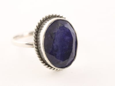 Bewerkte zilveren ring met blauwe saffier - maat 20