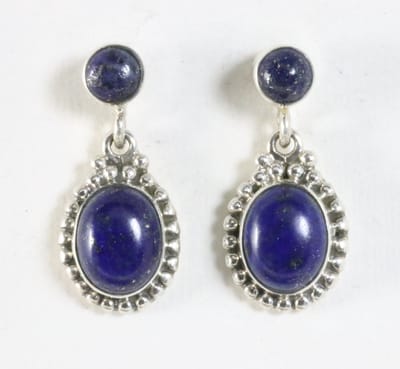 Bewerkte zilveren oorstekers met lapis lazuli