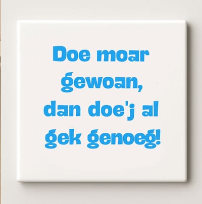 Keramische Tegel 15x15cm – “Doe Moar Gewoan, Dan Doe’j Al Gek Genoeg!” – Grappige Friese Spreuk – Humoristische Muurdecoratie