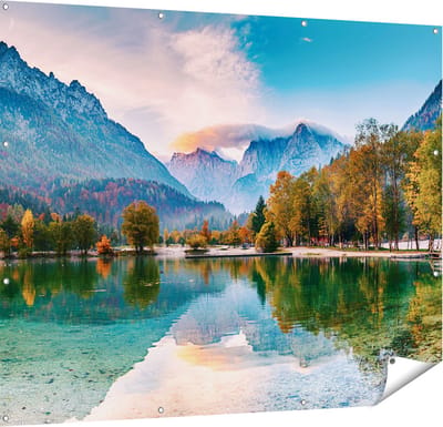 Gards Tuinposter Meer in de Bergen met een Geit Standbeeld - 150x120 cm - Tuindoek - Tuindecoratie - Wanddecoratie buiten - Tuinschilderij