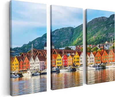 Artaza Canvas Schilderij Drieluik Gekleurde Huizen in Byrggen, Noorwegen - 120x80 cm - Wanddecoratie Woonkamer - Schilderijen - Muurdecoratie