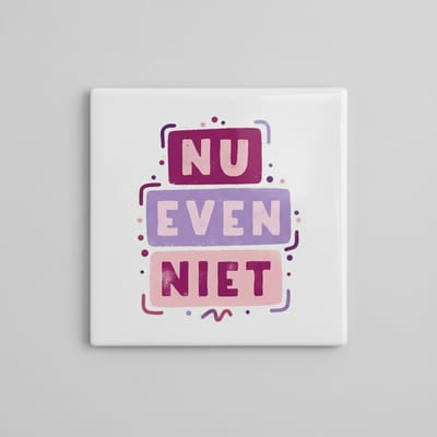 Grappige Nederlandse Tekst Keramische Tegel – “Nu Even Niet” – Speelse Decoratieve Wandtegel 15×15 cm
