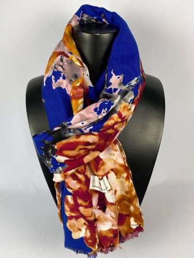 Sjaal Gerard Pasquier met bloemen en kleuren van mooi materiaal