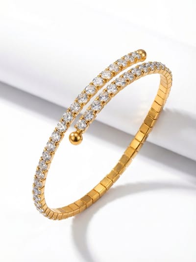 Lundholm Luxe Armband Dames Goud Kleurig Zirkonia Steentjes - Bangle Tennis Armband - Premium Stainless Steel Gold Plated - Yael Serie - Cadeau voor Vrouw - Bedankt Afscheid Cadeautjes Vrouw - Scandinavisch Design