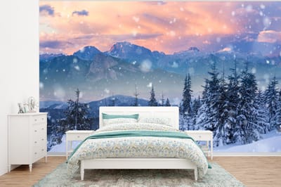 Behang - Fotobehang Sneeuw - Lucht - Bos - Winter - Breedte 295 cm x hoogte 220 cm