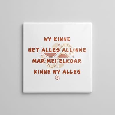 Wy Kinne Net Alles Allinne Tegel 15×15 cm – Friese Inspirerende Quote Keramische Wandtegel – Betekenisvol Samen Decor Cadeau