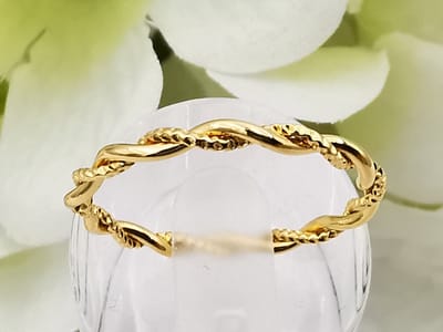 Ring - Minimalistische dunne ringen - maat 13 - Goudkleurig met twister verstrengeld en verenigd vorm.
