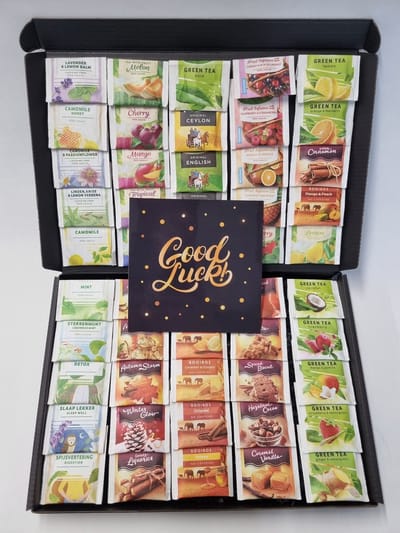 Thee Proeverij Pakket | Theepakket met 50 verschillende theesmaken met Mystery Card 'Good Luck' met persoonlijke (video)boodschap | Verjaardag | Sinterklaas | Kerstpakket | Vaderdag | Moederdag | Jubileum | Valentijnsdag