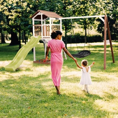 AXI Beach Tower Speeltoestel in Bruin/Wit - Speeltoren met Roxy Nestschommel, Limoen Groene Glijbaan en Zandbak - FSC hout - Speelhuis op palen voor de tuin